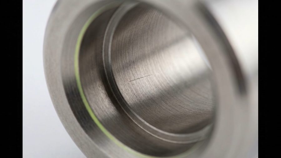 Vy in i mikroborrningen i en testad precisionsdel, roterad via rullning