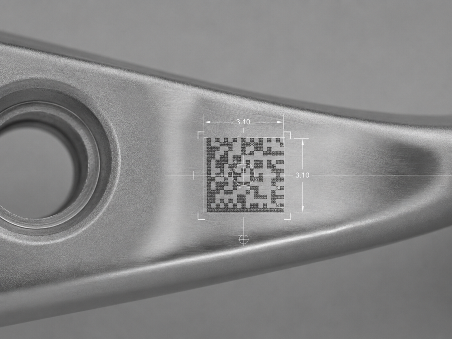Data-Matrix-Code mit eingeblendeten Mess-Overlays auf einer Metalloberfläche