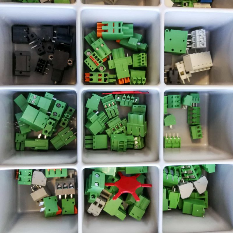 Various electrical connector in the tray Maßhaltigkeit, Taumelmaß-MABRI.VISION