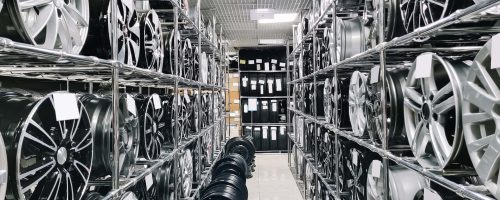 Autowinkel die autovelgen verkoopt. Stand te koop van lichtmetalen velgen. Kortingen bij auto-onderdelenwinkel. Diverse wielmodellen. 