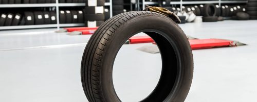 Band geplaatst op grijze vloer tegen planken in ruime werkplaats van moderne winkel